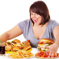 8 errores que las mujeres cometen al comer (y que las hacen subir de peso)