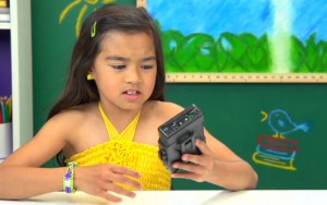 Niños se muestran sorprendidos al ver un walkman.