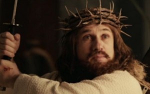 Christoph Waltz interpretó una tarantinesca versión de Jesús que levantó ampolla (Foto: NBC)