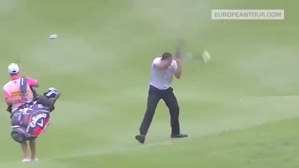 VIDEO: Golfista es atacado por avispas y se mete a un lago para ponerse a salvo