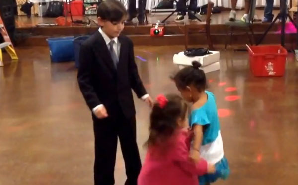 VIDEO: Una niña celosa recibe una buena lección de un pequeño bailarín