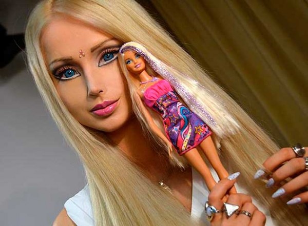 VIDEO: ‘Barbie humana’ asusta a seguidores filmándose de forma extraña
