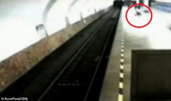 VIDEO: Mujer discute con su pareja y arrojó a su hija a las vías del subterráneo