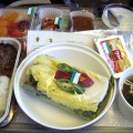 Las aerolíneas en todo el mundo ofrecen el servicio de alimentación a bordo. No importa el plato que sirvan, ninguno se salva.
