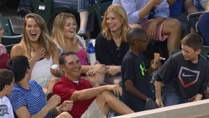 Niño conquistó a hermosa chica en partido de béisbol en USA.