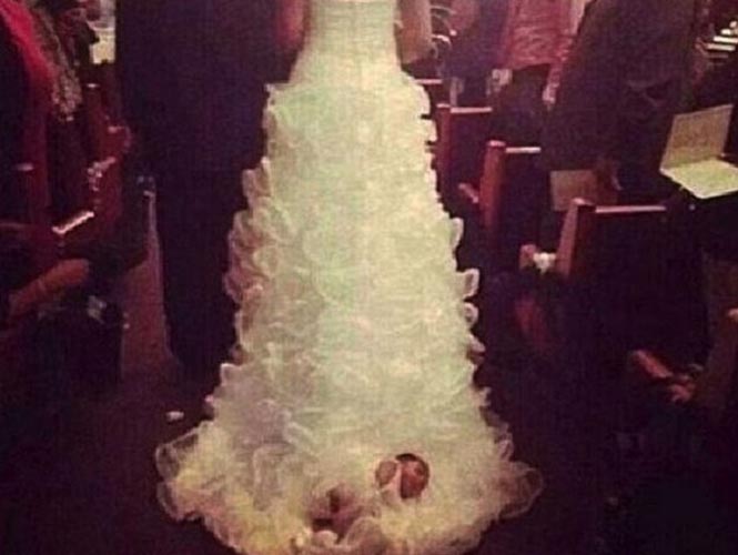 FOTO: Polémica en EE.UU. por una novia que se casó con su bebé ‘cosido’ al vestido