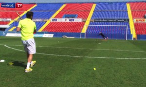 Keylor Navas y su genial habilidad para atajar pelotas de tenis.