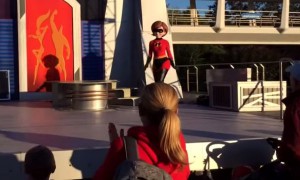 La Mujer Elástica de Los Increíbles sufrió bochornosa caída en Disney.