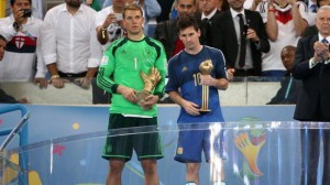 Lionel Messi (derecha) recibió el Balón de Oro como mejor futbolista del Mundial Brasil 2014. (Foto: Getty Images)