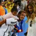 Mario Götze junto a su novia en el festejo en el Maracaná. Se divirtieron con las hijas de Jerome Boateng.