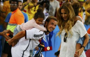 Mario Götze junto a su novia en el festejo en el Maracaná. Se divirtieron con las hijas de Jerome Boateng.