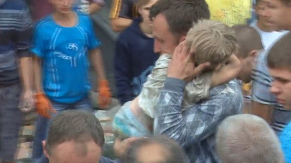 VÍDEO: Milagroso rescate de un niño entre los escombros tras el bombardeo de las fuerzas ucranianas