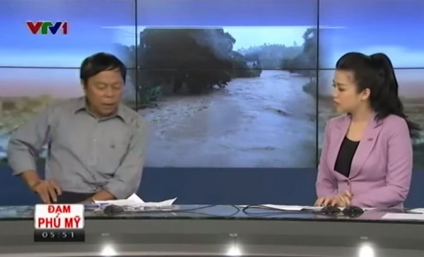 Ministro de Salud de Vietnam tuvo insólita reacción cuando sonó su celular en TV.