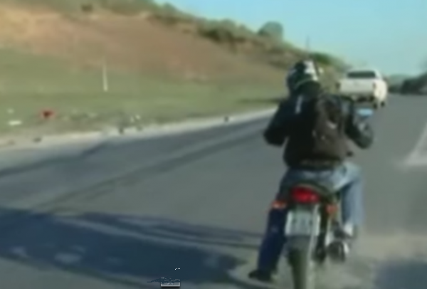 VIDEO: Motociclista se estrella después de dar una entrevista sobre accidentes