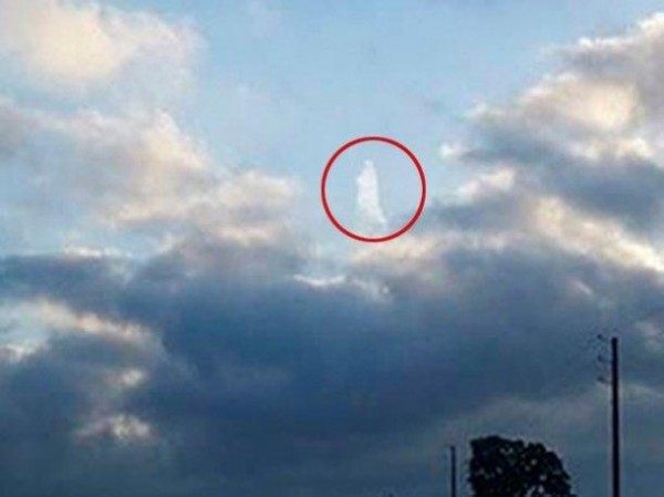 Polémica en redes sociales por foto de Jesús sobre las nubes