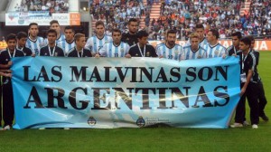 FIFA multa a Argentina por pancarta sobre las islas Malvinas.