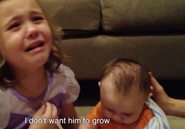 Una niña llora porque no quiere que su hermano bebé crezca.
