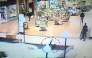 Mujer cayó a piscina por caminar y ver su celular al mismo tiempo.