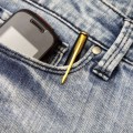 Los peligros de poner tu celular en el bolsillo del pantalón
