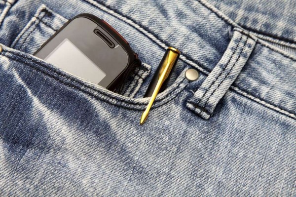 Los peligros de poner tu celular en el bolsillo del pantalón