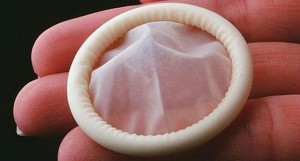 Proponen distribuir condones con hueco para mejorar crecimiento en población.