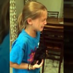 Emotiva reacción de una niña al recibir de regalo un cachorrito.