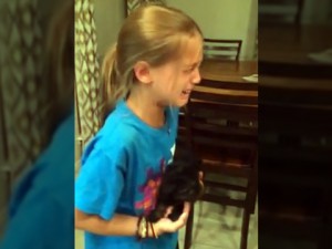 Emotiva reacción de una niña al recibir de regalo un cachorrito.