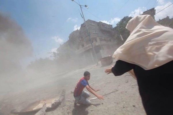 VIDEO: Una mujer de Gaza arriesga su vida para salvar a otra persona