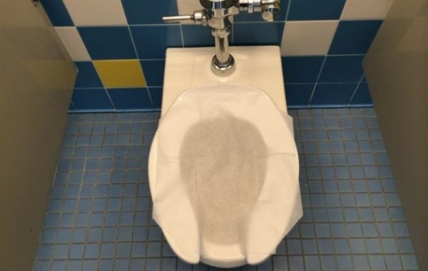 ¿Sirve poner papel higiénico en el retrete público antes de sentarse?