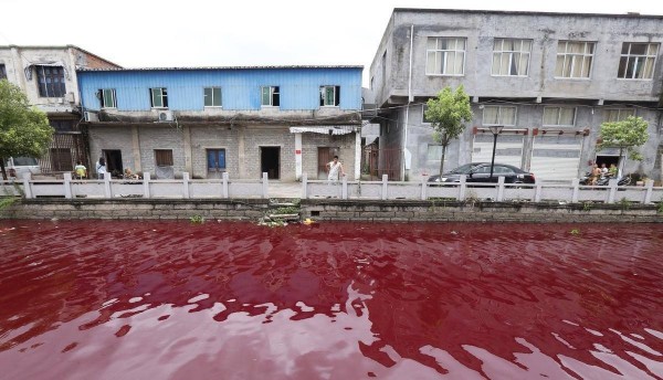 China: Aguas del río Yangtsé se vuelven a teñir de un preocupante rojo