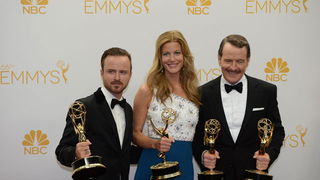 Aaron Paul, Anna Gunn y Bryan Cranston, premiados por 'Breaking Bad'. / afp | VÍDEO: REUTERS-LIVE!