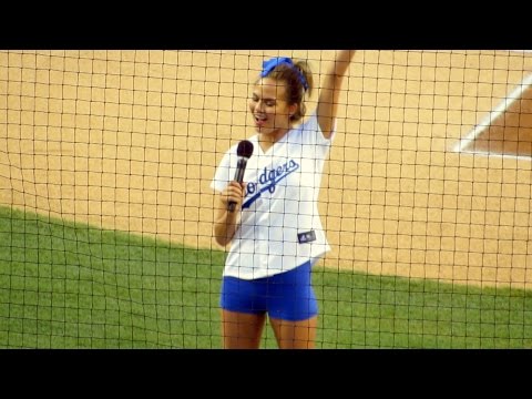 La modelo norteamericana Chrissy Teigen se puso el uniforme de Los Ángeles Dodgers e hizo un saque de honor en béisbol (MLB) totalmente ebria.