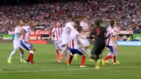 Video demuestra que Cristiano Ronaldo lanzó dos puñetazos a Diego Godín