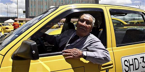 Jorge Quintero, de 89 años, lleva 70 manejando un taxi. 