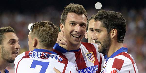 Foto: AFP  Jugadores del Atlético de Madrid celebran el gol del triunfo sobre Real Madrid. 