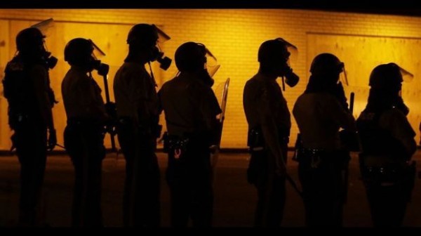 Policías que resguardaron Ferguson. (Foto: AP)