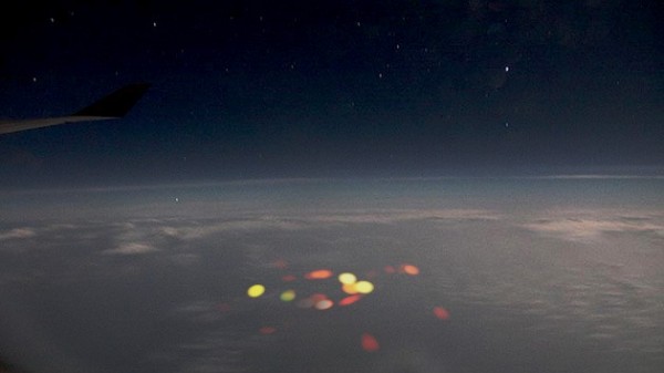 Pilotos ven un “aterrador” destello rojo en pleno vuelo sobre el océano Pacífico