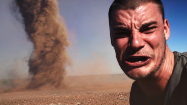 VIDEO: Por tomarse una ‘selfie’ un australiano casi es arrastrado por un tornado