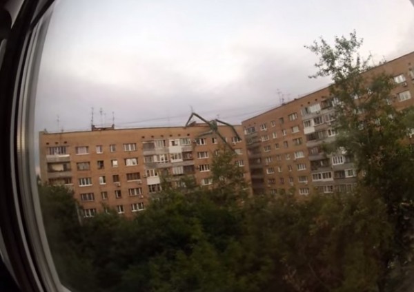 Un gigantesco ‘monstruo arácnido’ trepa por las casas de una ciudad rusa.