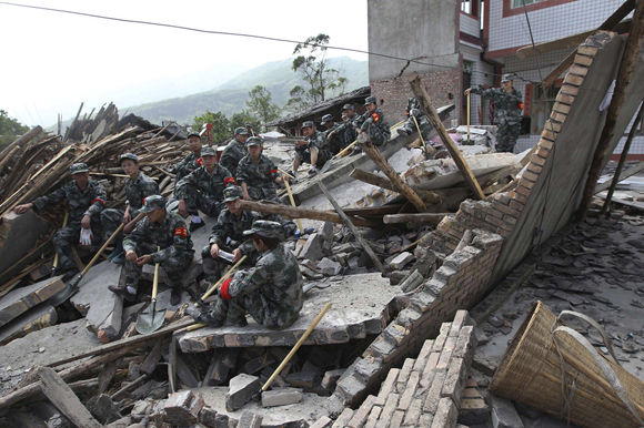 Suman 398 muertos y 1.800 heridos tras terremoto en China