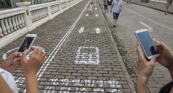 China: crean vía exclusiva para peatones ‘adictos’ al celular