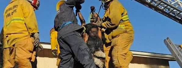 Rescatan a mujer atrapada en chimenea en California