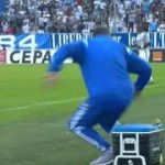 DT argentino Marcelo Bielsa se quema trasero con café caliente en pleno partido