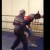 Anciano deja en ridículo a un joven boxeador en el cuadrilátero