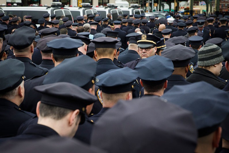 Policías de NY vuelven a dar la espalda al alcalde en funeral de agente
