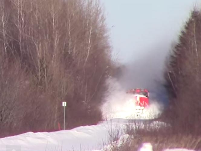 Espectacular paso de un tren entre toneladas de nieve