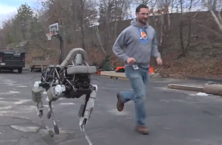 VÍDEO: El perro robot de Google reacciona como uno real