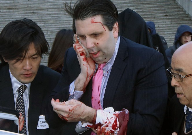 Hombre ataca a embajador de Estados Unidos en Corea del Sur
