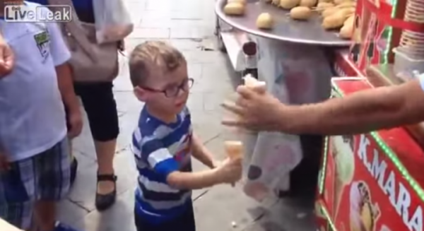 El vendedor se encargó de enfurecer al pequeño con los trucos que realizaba al momento de servir el helado..