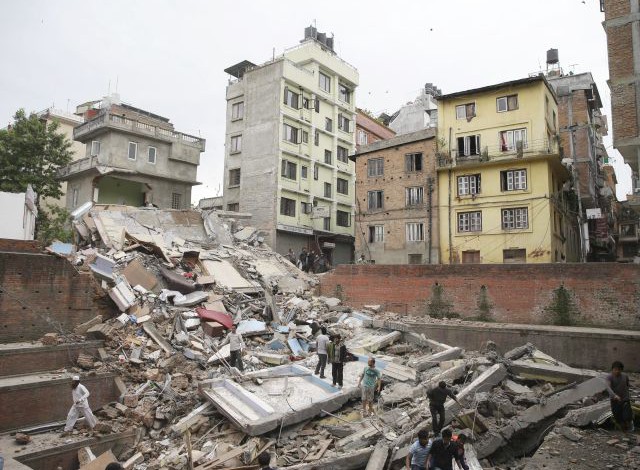 Nepal: Al menos 688 personas han muerto en terremoto